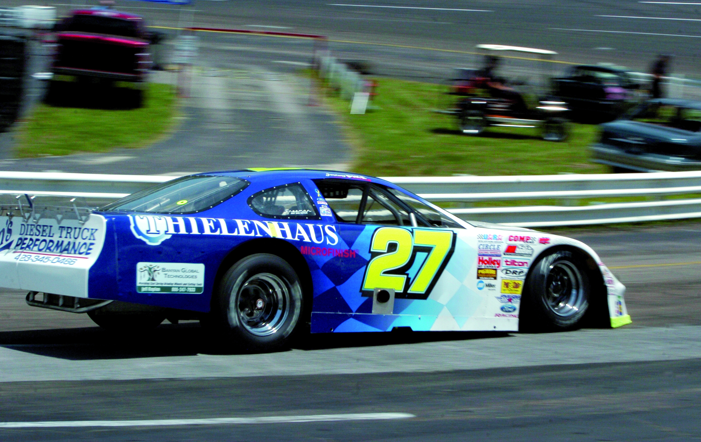 NASCAR-Fahrzeug mit Thielenhaus Microfinish-Logo